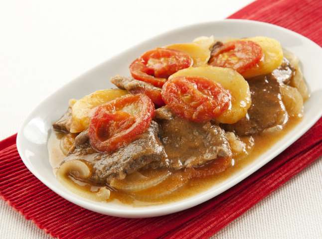 Foto de carne de panela com tomate e batatas